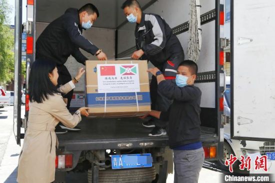 圖為工作人員搬運捐贈物資?！●R銘言 攝