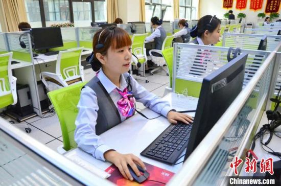 圖為青海省西寧市城市運(yùn)行管理指揮中心12345話務(wù)大廳的話務(wù)員馮蓉正在接聽市民來電?！◆?shù)り?攝