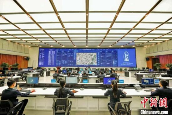 圖為青海省西寧市城市運(yùn)行管理指揮中心的指揮大廳。西寧市城市運(yùn)行管理指揮中心供圖