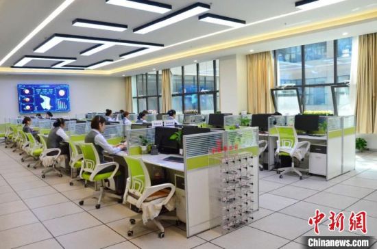 圖為青海省西寧市城市運(yùn)行管理指揮中心的12345話務(wù)大廳?！◆?shù)り?攝