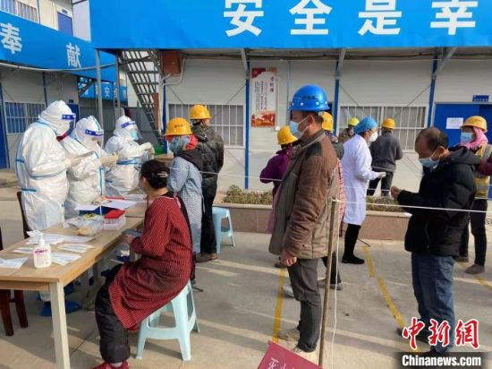 圖為青海省西寧市城中區(qū)某建筑工地核酸檢測(cè)點(diǎn)現(xiàn)場(chǎng)?！∏嗪Ｊ∥鲗幨谐侵袇^(qū)城鄉(xiāng)建設(shè)局供圖