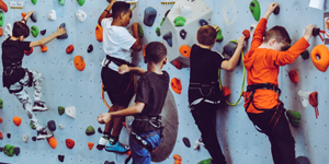 成立于2007年，基于對(duì)國(guó)有企業(yè)的深刻理解，以服務(wù)企業(yè)為宗旨，以專(zhuān)注、專(zhuān)業(yè)為導(dǎo)向，向企業(yè)提供具有針對(duì)性的咨詢(xún)與培訓(xùn)服務(wù)。給予客戶(hù)高質(zhì)量的服務(wù)與高價(jià)值的回報(bào)，將自身打造成為“鷹的個(gè)人，雁的團(tuán)隊(duì)”的專(zhuān)業(yè)培訓(xùn)機(jī)構(gòu)。我們追求實(shí)效、專(zhuān)業(yè)的培訓(xùn)效果，熱情、細(xì)致的服務(wù)質(zhì)量，這是蘭州立正承諾的起點(diǎn)。