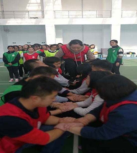 培訓(xùn)快訊培訓(xùn)時間：11月8-9日培訓(xùn)地點(diǎn):和平校區(qū)培訓(xùn)單位:甘肅**大學(xué)培訓(xùn)課程:拓展培訓(xùn)人數(shù)：56人