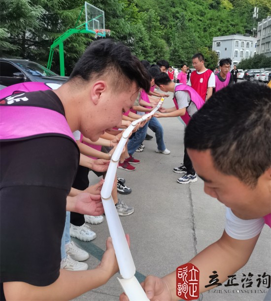 培訓(xùn)快訊培訓(xùn)時(shí)間：2021年7月12-19日培訓(xùn)地點(diǎn)：西安培訓(xùn)單位：中鐵**局**公司培訓(xùn)課程：新員工入職培訓(xùn)班團(tuán)隊(duì)合作項(xiàng)目鼓動(dòng)人心培訓(xùn)形式一個(gè)大鼓，把鼓的四周拴上16根繩子，每根繩子由一個(gè)人牽著，在