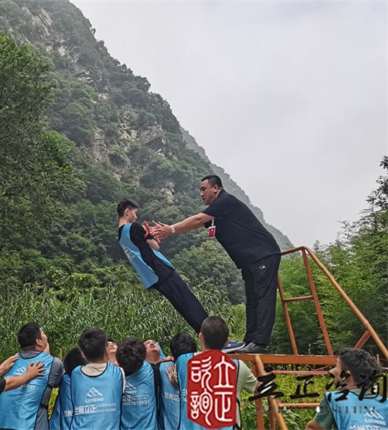 培訓(xùn)快訊培訓(xùn)時(shí)間：2021年7月19-26日培訓(xùn)地點(diǎn):西安培訓(xùn)單位:中鐵**局**公司培訓(xùn)課程:新員工入職培訓(xùn)班個(gè)人挑戰(zhàn)項(xiàng)目凌空飛渡（高空斷橋）——挑戰(zhàn)、超越培訓(xùn)形式在教練的指導(dǎo)下穿上保險(xiǎn)衣扣上保險(xiǎn)繩