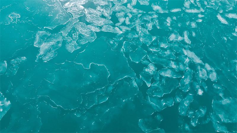 冬日青海湖 碎冰漂浮在湖面。宋忠勇攝