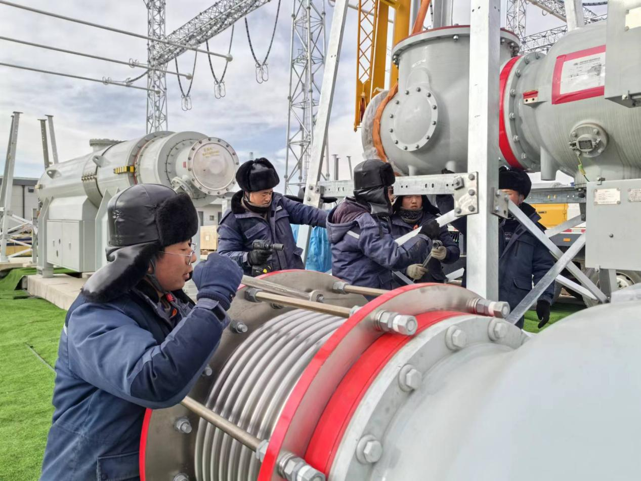 750千伏HGIS單元開蓋環(huán)節(jié)。王元明攝