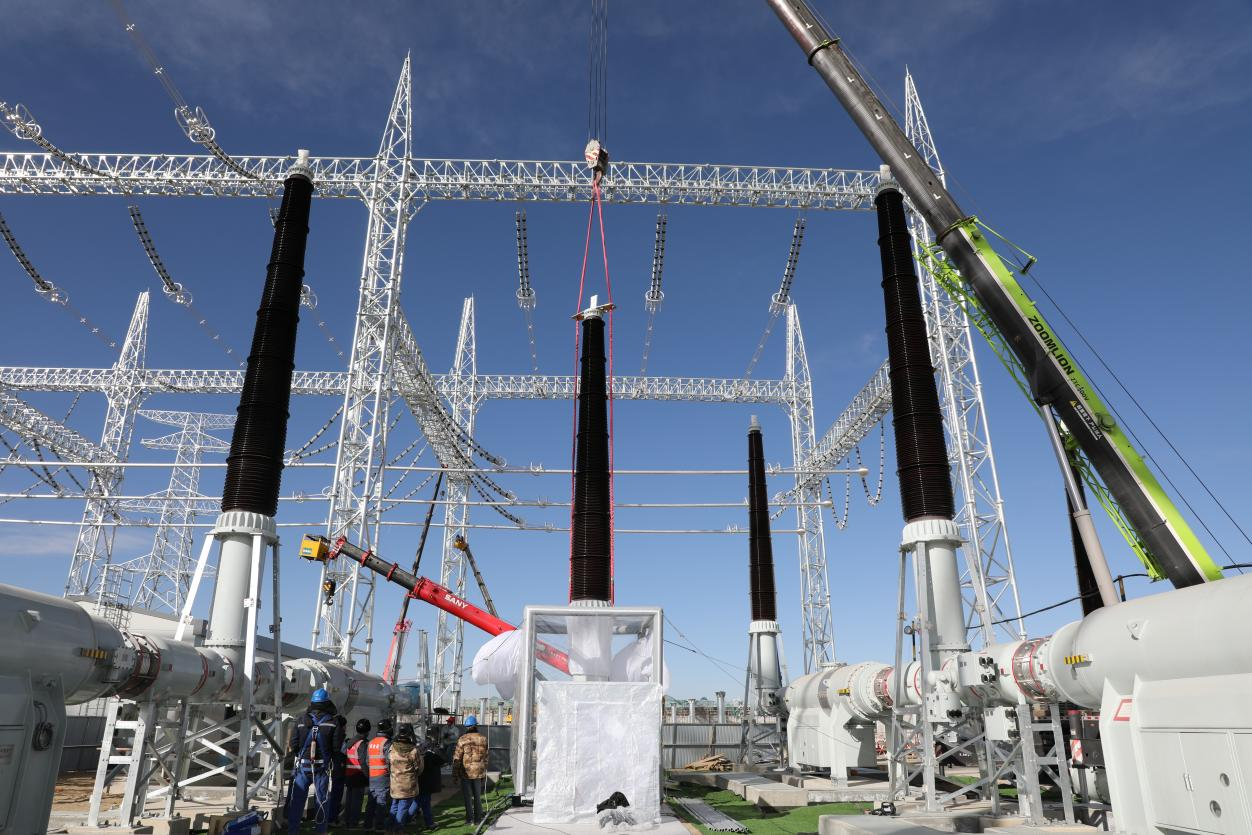 750千伏HGIS套管安裝工作。蒙珝攝