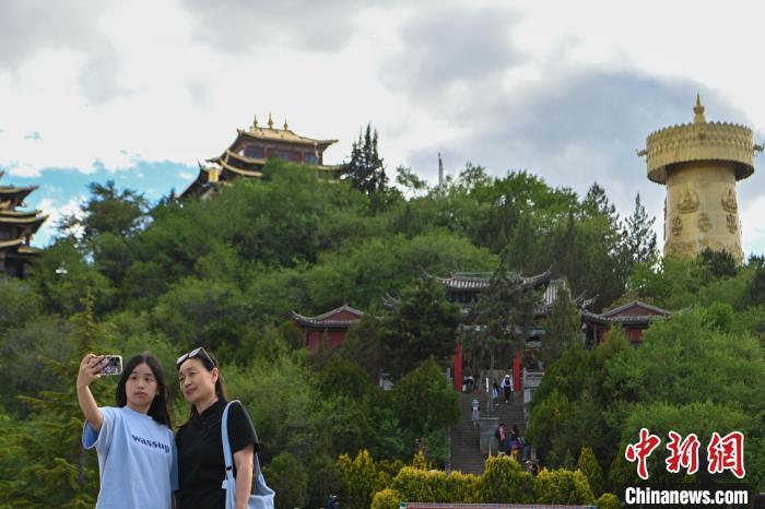 云南香格里拉獨(dú)克宗古城端午假期旅游熱