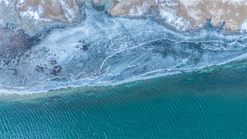 冬日阿拉克湖美不勝收。吳永明攝