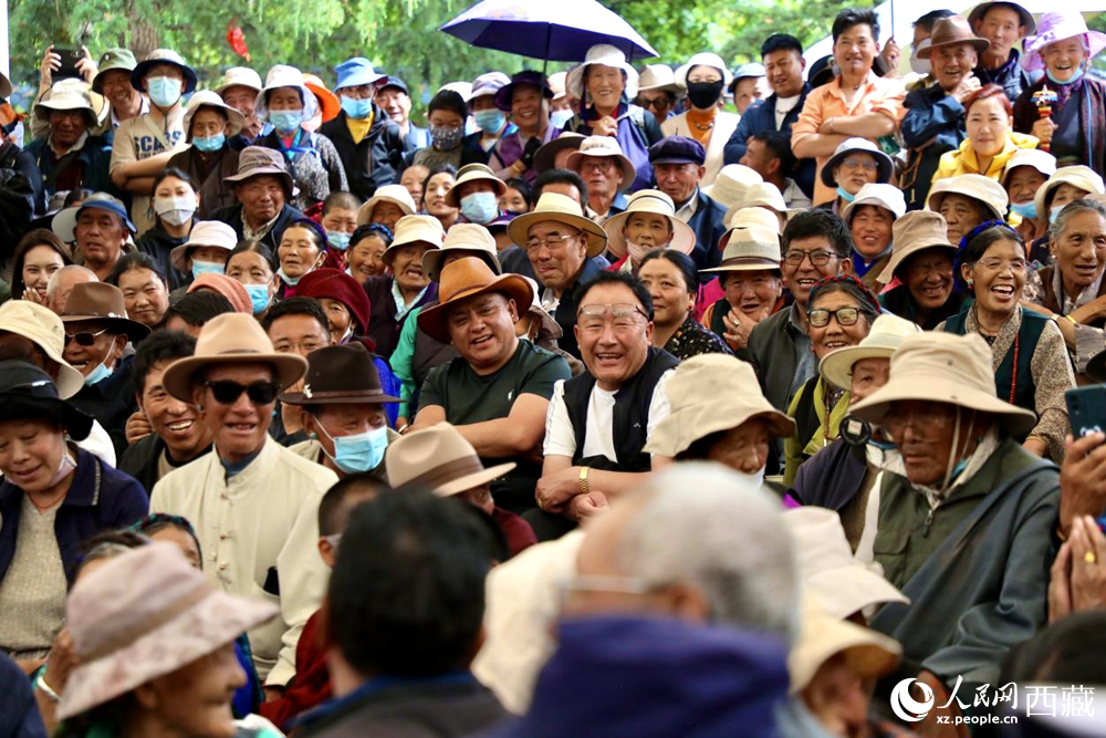 當(dāng)?shù)厝罕姾陀慰陀^看藏戲演出。