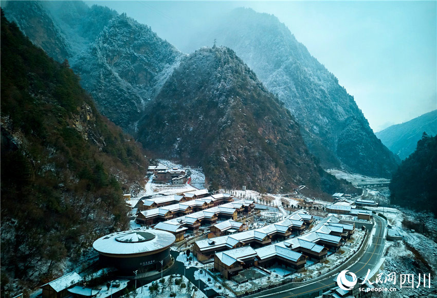 雪山下的村寨。胡宇攝