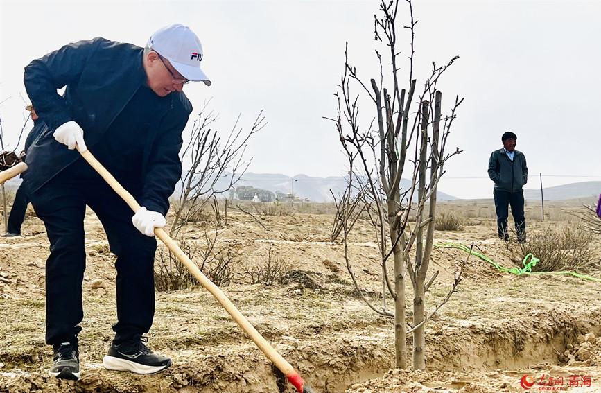 植樹活動現(xiàn)場。人民網(wǎng) 顧斐菲攝