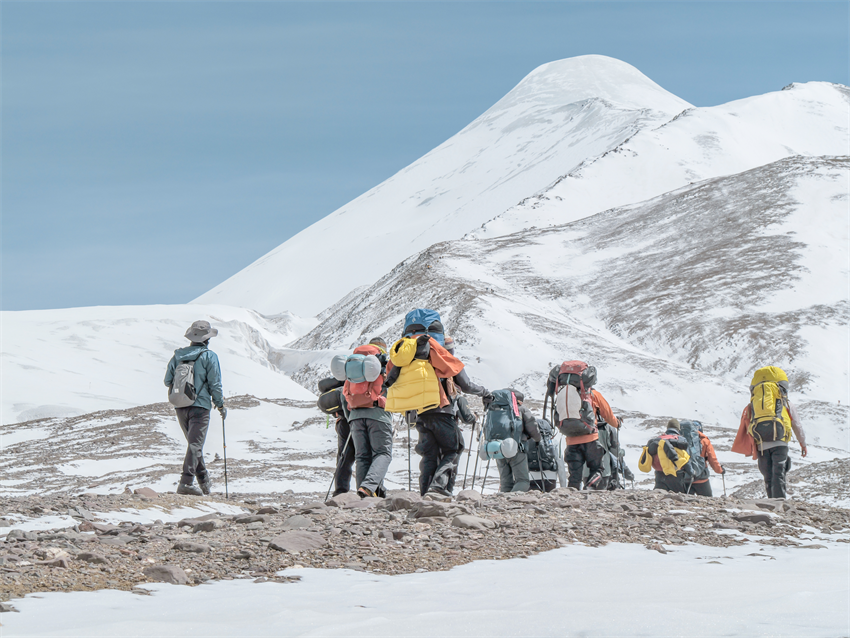 攀登者沖頂玉珠峰。青海省體育局供圖
