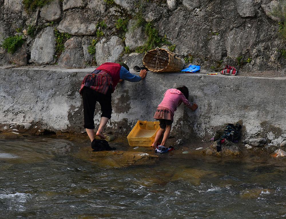 在河里洗衣服。張國華　攝DSC_3501_.jpg