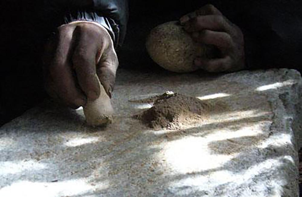 在凹形青石板上磨制的鼻咽。（張國華  供稿）timg(2).jpg