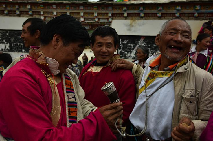 邊吸鼻咽，邊看熱鬧，笑得好燦爛。（張國華 攝）DSC_1723_.jpg