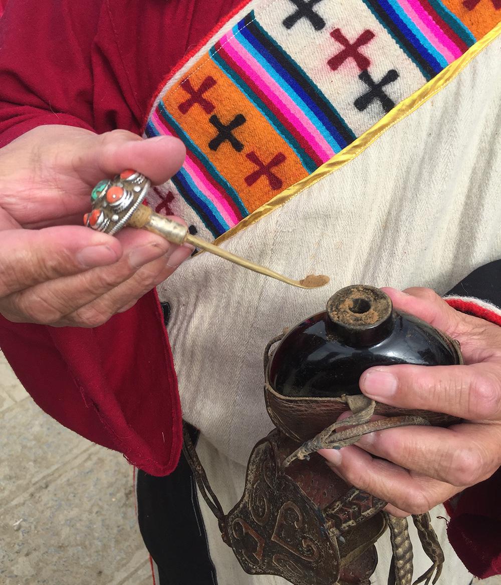 準備給朋友傳遞鼻煙。（張國華 攝）IMG_0131(20170320-091758).jpg