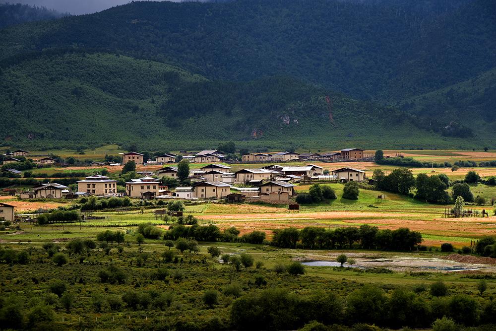 藏族村寨。張國(guó)華　攝DSC_3271_.jpg