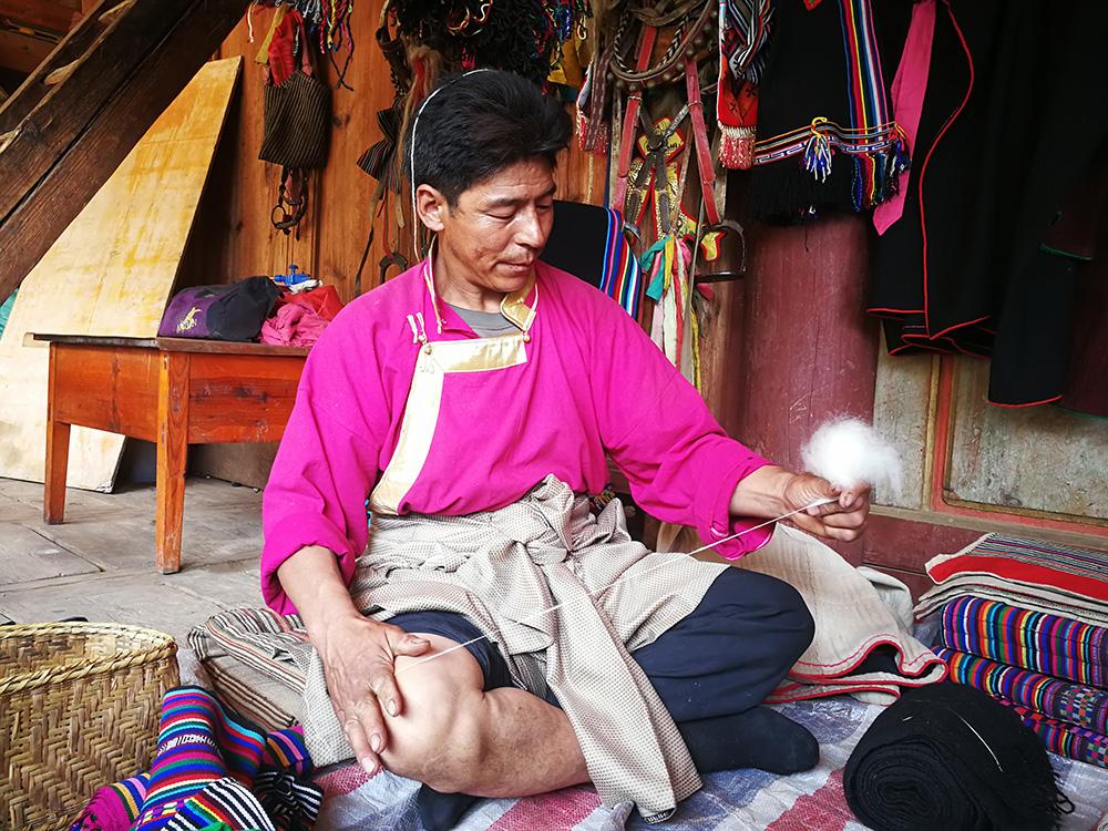 搓羊毛線是手工縫制技藝傳承人必備的手藝，縫制衣物少不了自制的羊毛線，用羊毛線連接起來(lái)的衣物，服飾文化由此誕生。（張國(guó)華  攝）IMG_20170510_132712.jpg