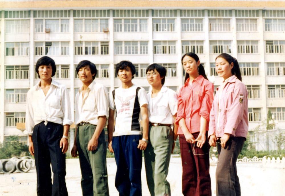 1987年9月作者考入西南民族學(xué)院，在教學(xué)大樓前與云南同學(xué)合影留影。張國華　供稿.jpg
